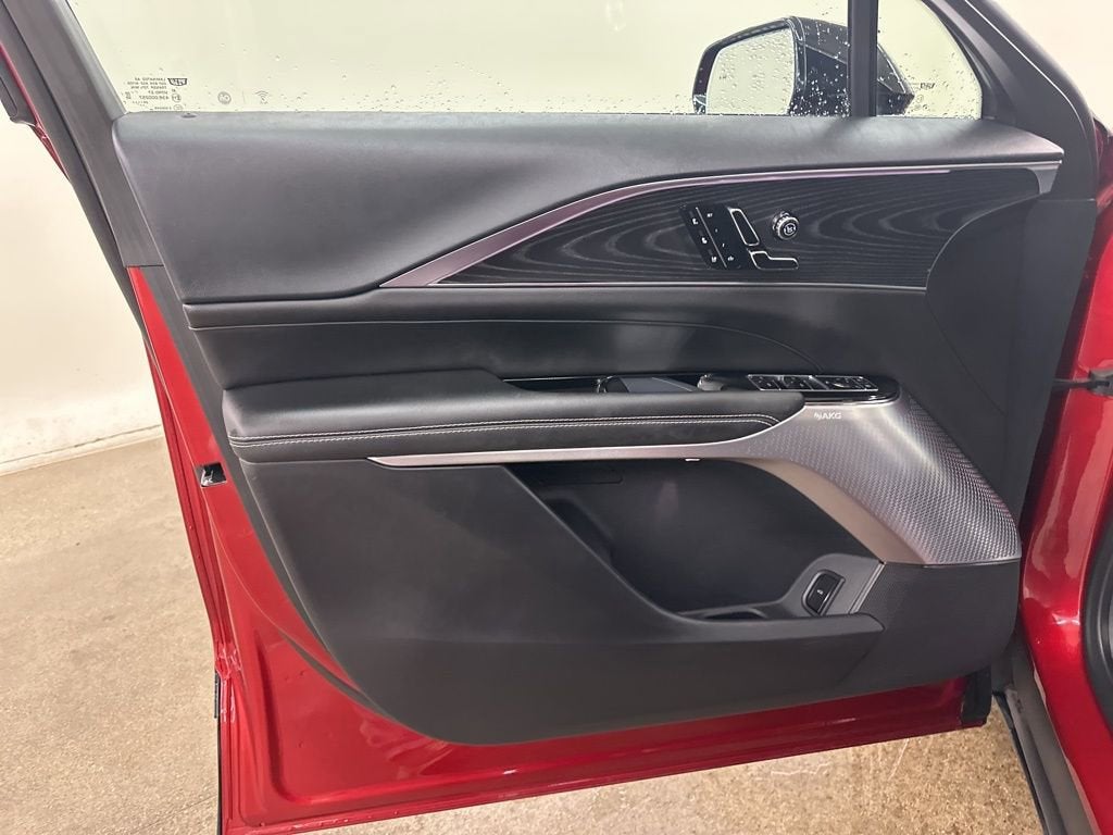 2025 Cadillac LYRIQ Luxury 3