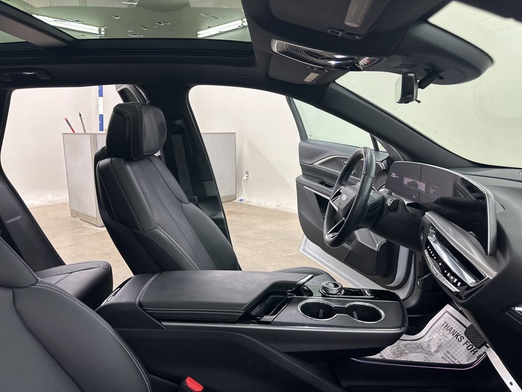 2025 Cadillac LYRIQ Luxury 3