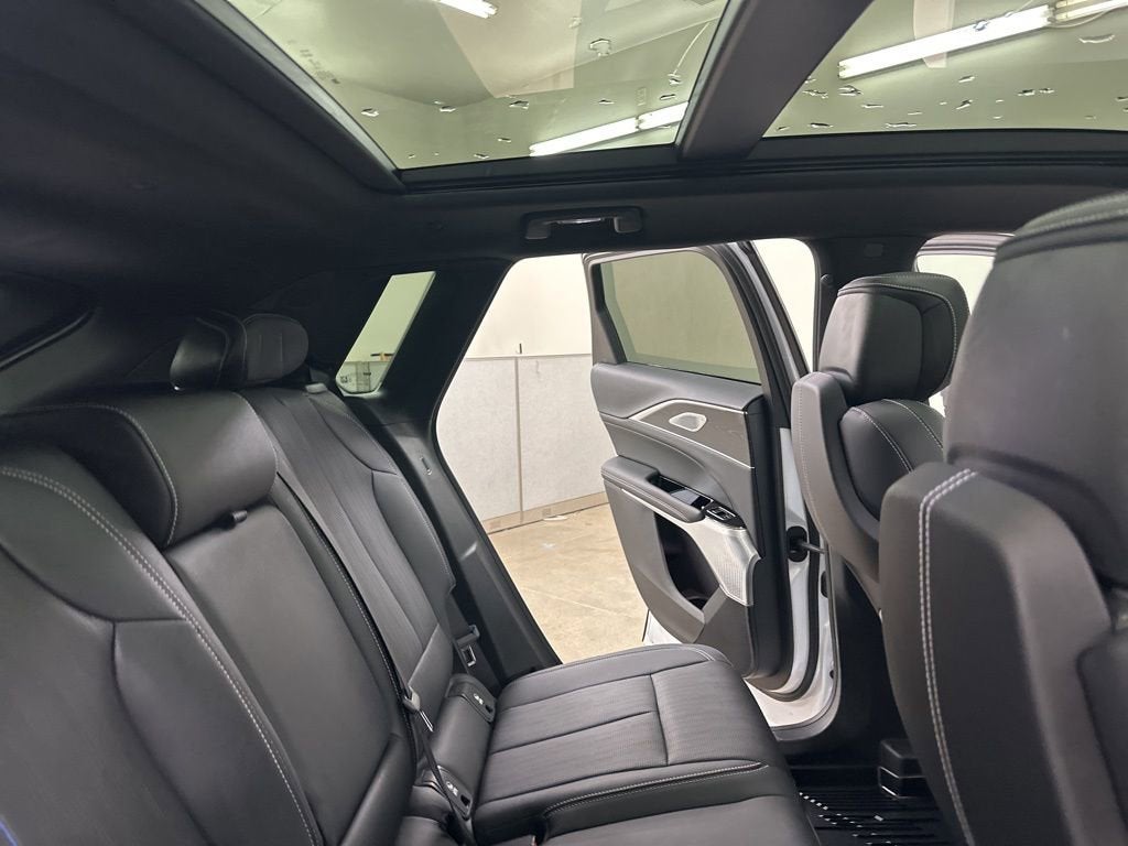 2025 Cadillac LYRIQ Luxury 3