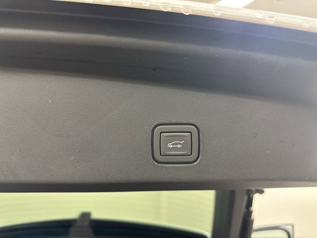 2025 Cadillac LYRIQ Luxury 3