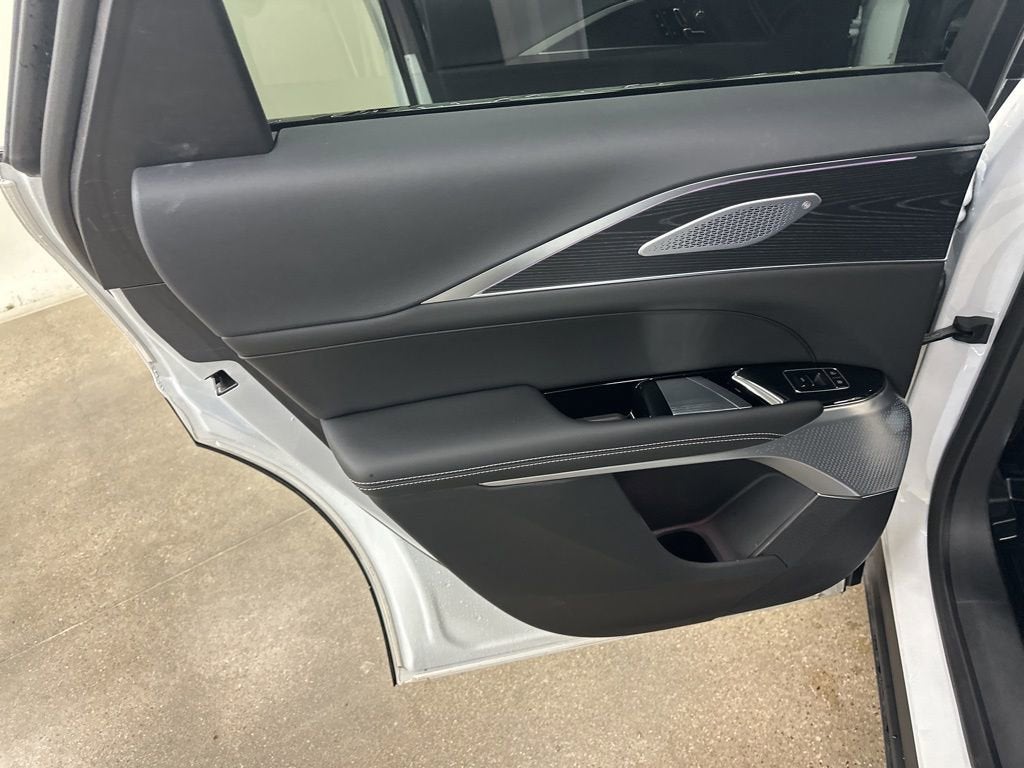 2025 Cadillac LYRIQ Luxury 3