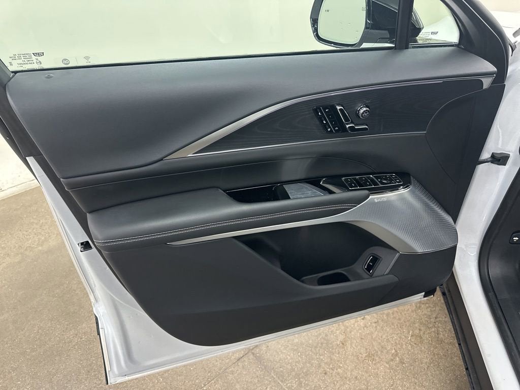 2025 Cadillac LYRIQ Luxury 3