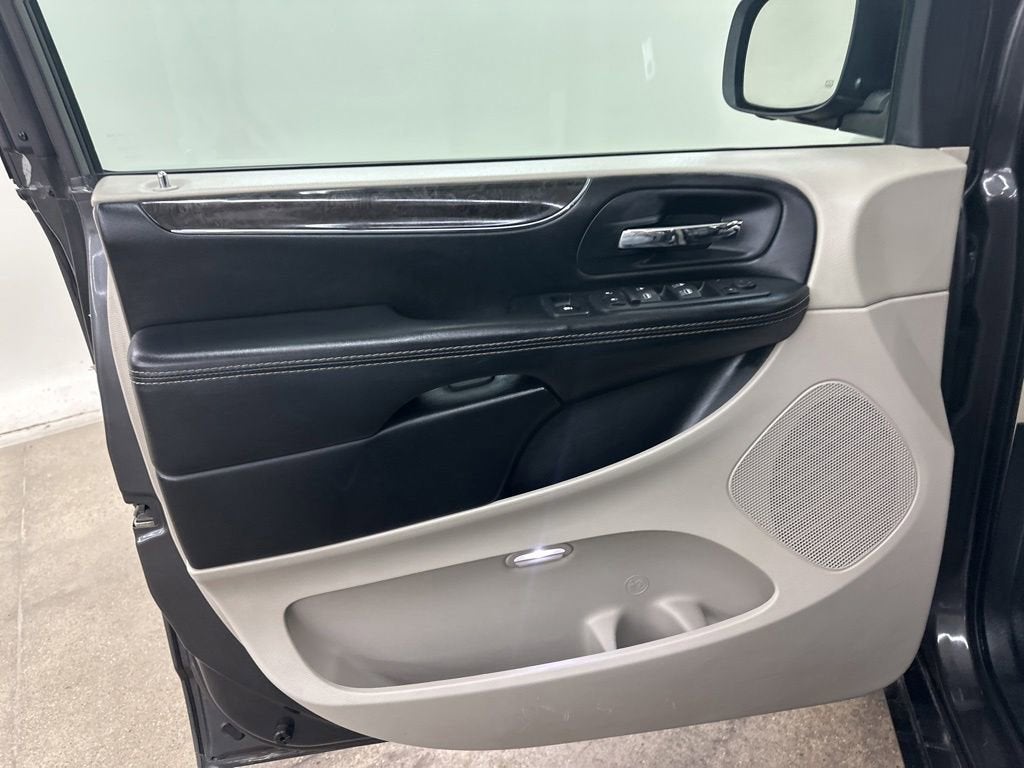 2016 Chrysler Town & Country Touring